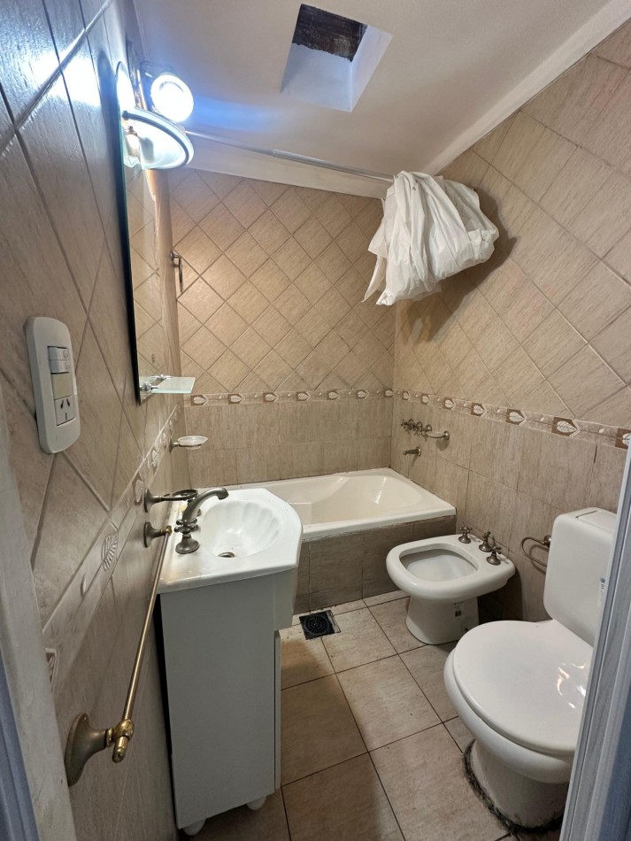 ALQUILER PH INTERNO 3 AMB. CON PATIO - NO ABONA EXPENSAS - Av. Intendente Quindimil 1100, Lanus Oeste