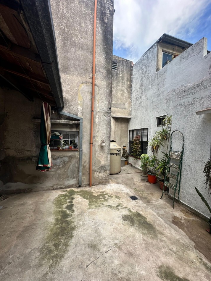 Venta en Block: Dos Casas en un Lote en Excelente Ubicacion - Apto Credito S/lote 8,66 x 17 m2 Aprox. - Diego Maradona 2424 - Lanus Oeste