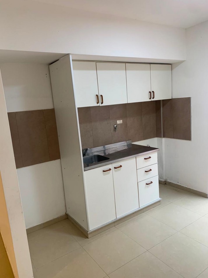 Alquiler Monoambiente en Planta Baja al frente con Patio (DISPONIBLE A PARTIR DE NOVIEMBRE 2026) - Coronel Segui 320 - Lanus Oeste