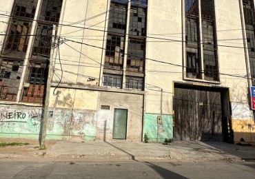 IMPONENTE GALPON CON SALIDA A DOS CALLES EN ZONA ESTRATEGICA 2400 m2 EN DOS PLANTAS - ENTRE RIOS E/ISLETA y CONESA