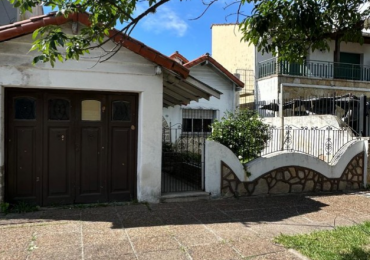 BUENA CASA EN VENTA DE 6 AMB. - 2 BAÑOS - C/GARAGE Y FONDO LIBRE - 8,66x45 m2 LOTE - UCRANIA AL 2000 esq. SAYOS - VALENTIN ALSINA