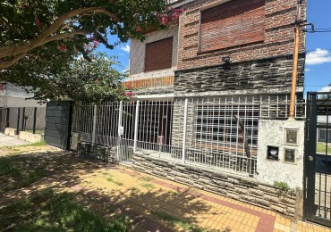 CASA DE 3 AMB. C/COCHERA, PILETA Y FONDO LIBRE - ANDES AL 900 - TEMPERLEY 