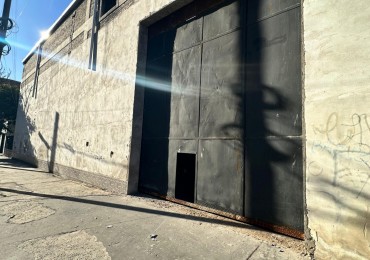 **650 m2 en planta** - DISPONIBLE AGOSTO 2026 - Galpon de 650 m2 con oficinas, altura de 9 m2 (ideal Rackear mercaderia), Piso de hormigon a nuevo - Viamonte y Molinedo - Lanus